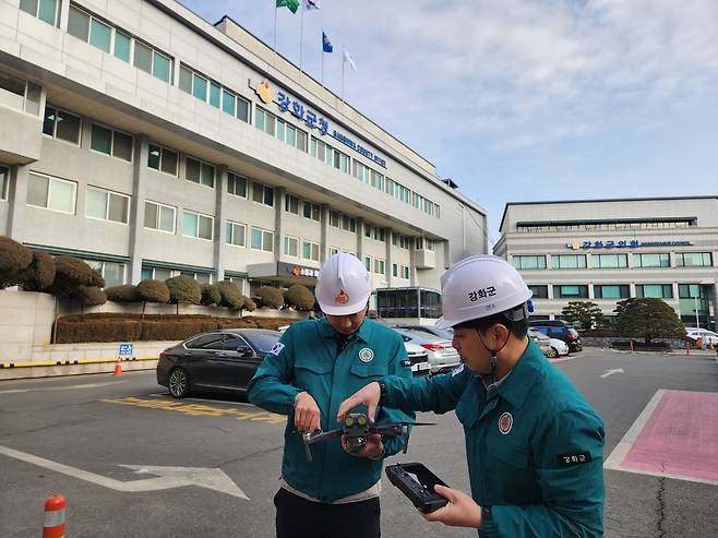 소형 드론장비를 점검하고 있는 강화군 공무원들. <인천 강화군 제공>