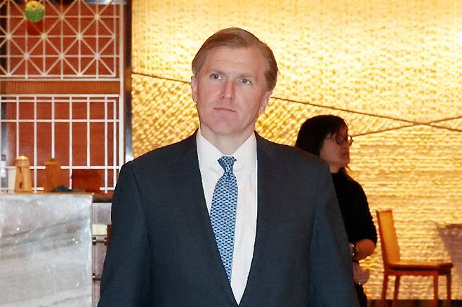 엘브리지 콜비 미 국방부(전쟁부) 정책담당 차관이 26일 서울 종로구 포시즌스호텔에서 조현 외교부 장관과 조찬 회동을 마친 뒤 이동하고 있다. (사진=연합뉴스)