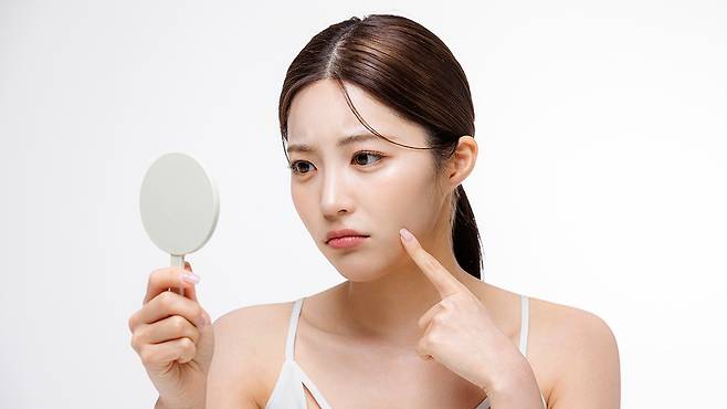 겨울철 수분을 뺏기지 않으려면 세안 후 3분 이내에 보습제를 발라 수분을 가둬야 한다|출처: 클립아트코리아