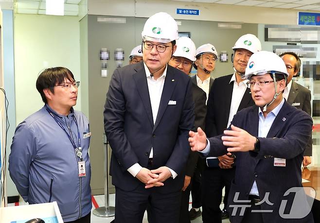 김성환 기후에너지환경부 장관이 부산 기장군 소재 고리 원전 현장을 점검하고 원전 안전 운영을 위한 철저한 대비를 당부하고 있다. (기후에너지환경부 제공. 재판매 및 DB 금지) 2025.10.15/뉴스1