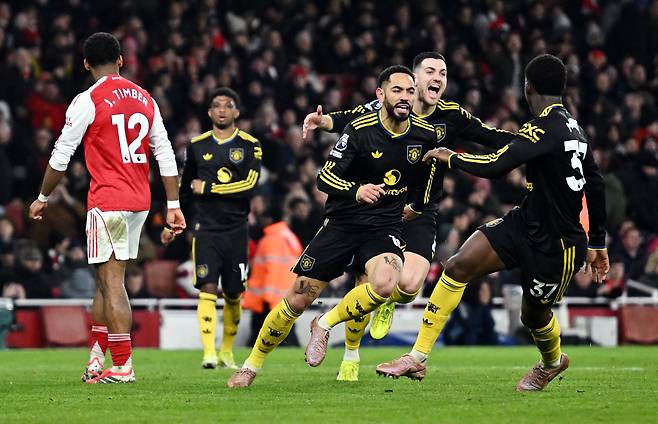 EPL 맨체스터 유나이티드의 마테우스 쿠냐(가운데)가 26일(한국 시각) 아스널과의 원정 경기에서 후반전 결승골을 터뜨리고 기뻐하고 있다. /로이터 연합뉴스