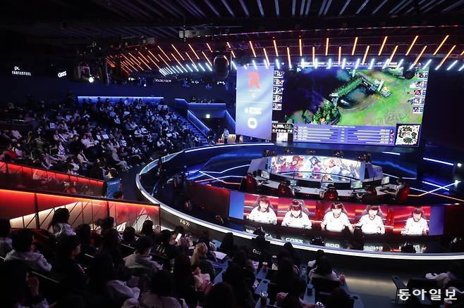 14일 서울 종로구 치지직 롤파크에서 관람객들이 ‘2026 LoL 챔피언십 코리아 컵’ 첫번째 경기 ‘DN수퍼스’와 ‘kt롤스터’의 경기를 보고 있다. 박형기 기자 oneshot@donga.com