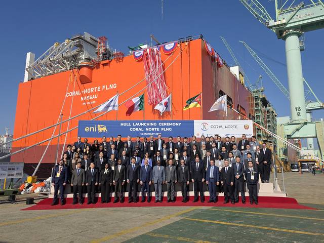 삼성중공업이 지난 16일 거제조선소에서 개최한 '코랄 노르트' FLNG 진수식에서 관계자들이 기념사진을 촬영하고 있다. 삼성중공업 제공.