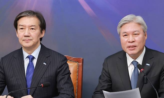 조국혁신당 서왕진 원내대표가 26일 국회에서 열린 최고위원회의에 참석해 발언하고 있다. 왼쪽은 조국 대표. 연합뉴스