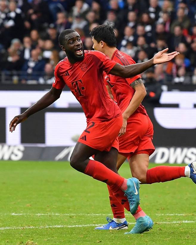 7일(한국시간) 독일 프랑크푸르트의 도이체 방크 파르크에서 열린 프랑크푸르트와 뮌헨의 2024~25 분데스리가 6라운드. 우파메카노(왼쪽)가 동점 골 뒤 세리머니를 하고 있다. 사진=뮌헨 SNS