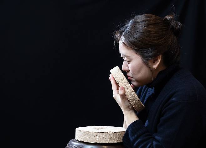 윤주모가 운영하는 윤주당엔 직접 개발한 주류 외에도 선별한 주류들이 들어와있다. "제 기준이 있어요. 첨가제나 발효제를 쓴 건 안 들여놔요. 효모를 써도 안 들여놓고요. 누군가 알아주지 않더라도 저만의 기준을 유지해 왔어요." 권혁재 사진전문기자