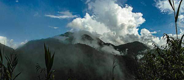 맑은 날에도 순식간에 운무가 몰려오는 이우 차산.