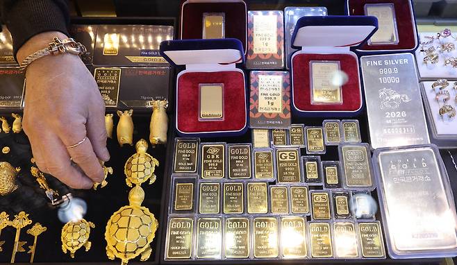 지난 25일 서울의 귀금속 상가에 금과 은 제품이 진열돼 있다. 뉴스1