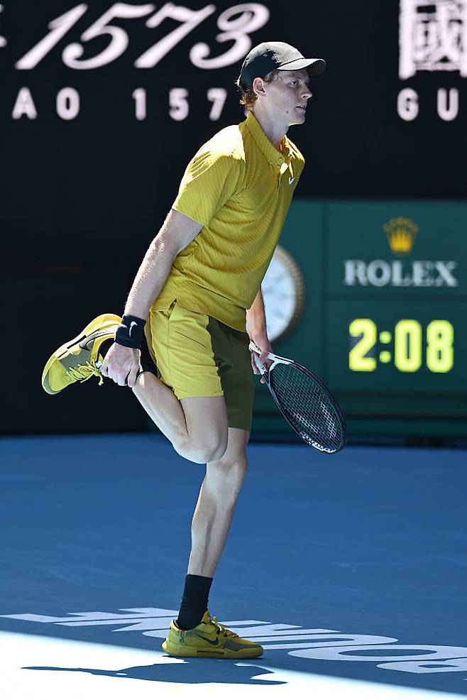 더위로 다리에 경련이 일어나는 등 고전한 신네르. 게티이미지코리아