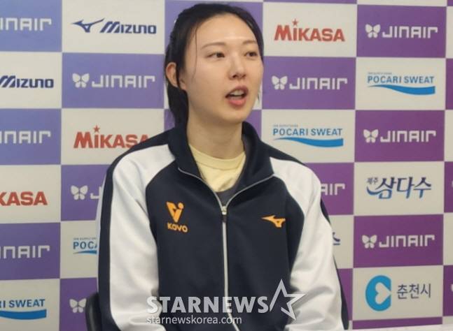 양효진이 25일 V리그 올스타전에서 여자부 MVP를 수상한 뒤 인터뷰에서 은퇴에 대한 생각을 밝히고 있다. /사진=안호근 기자