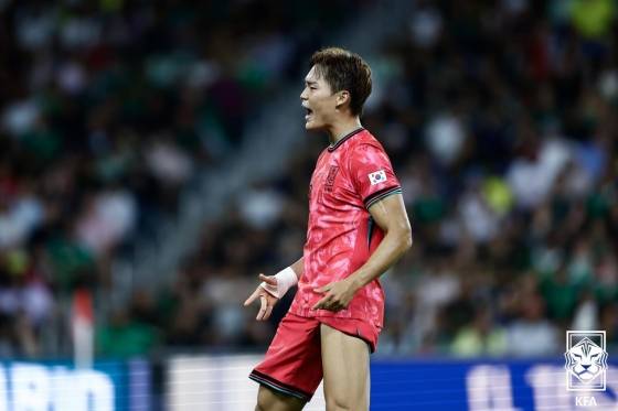 대한민국 국가대표 공격수 오현규(KRC헹크)가 미국 테네시주 내슈빌의 지오디스파크에서 열린 멕시코와 친선 경기에서 득점 후 왼쪽 무릎을 보이고 있다. /사진=대한축구협회(KFA) 제공