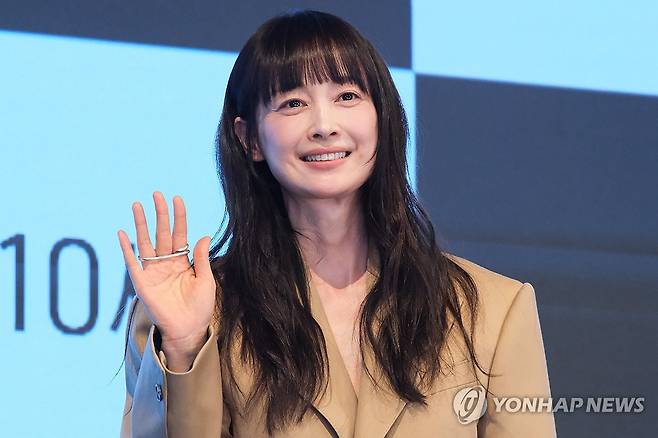 이나영 '아너: 그녀들의 법정'으로 드라마 복귀 (서울=연합뉴스) 류효림 기자 = 배우 이나영이 26일 서울 구로구 더 세인트에서 열린 ENA 드라마 '아너: 그녀들의 법정' 제작발표회에서 포즈를 취하고 있다. 2026.1.26 ryousanta@yna.co.kr
