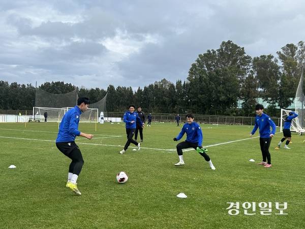 지난 26일 오후 인천 유나이티드 선수단이 스페인 라우니온 시립 축구경기장에서 기술 훈련을 하고 있다. 2026.1.26 /백효은기자 100@kyeongin.com