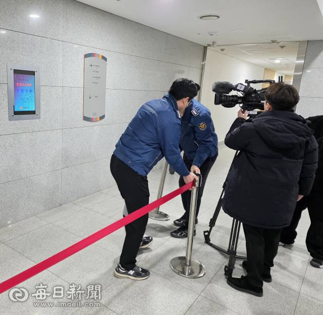 27일 오후 2시 경북도의회 지하 1층 회의실에서 대구·경북 행정통합 안건의 본회의 상정을 위한 도의회 의원총회가 열렸다. 행정통합을 바라보는 지역별 시각차가 뚜렷해 이날 의원총회는 적잖은 파장이 예상됨에 따라 비공개로 진행됐다. 전종훈 기자