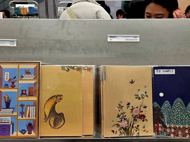 국립중앙박물관 상품관에 전시된 민화 모티프 뮷즈. 문소영 기자