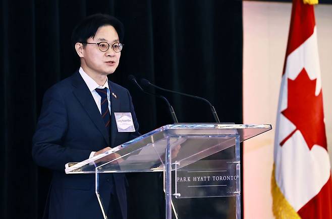 김정관 산업통상부 장관이 26일(현지시간) 캐나다 토론토 파크 하얏트호텔에서 열린 '한-캐나다 자동차 산업협력 포럼'에 참석해 인사말을 하고 있다. 산업통상부