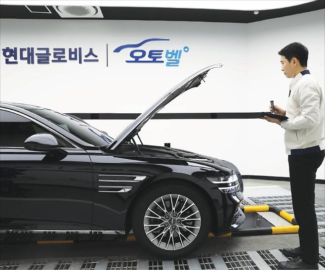 현대글로비스 오토벨 전문가가 차량을 점검하고 있다. 현대글로비스 제공