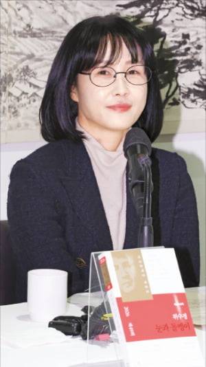 위수정 작가가 27일 서울 정동 달개비에서 열린 제49회 이상문학상 대상 발표 기자간담회에서 수상 소감을 말하고 있다. 연합뉴스