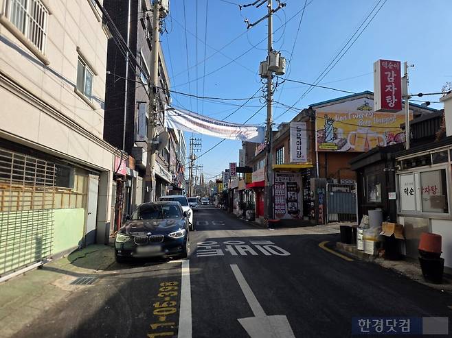점심시간에도 불구하고 식당 골목이 한적하다 /사진= 이정우 수습기자