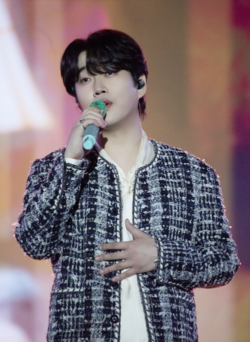 ‘학폭 논란’의 꼬리표를 달고 자숙의 시간을 보냈던 가수 황영웅이 마침내 칼을 빼 들었다.사진=황영웅 팬카페