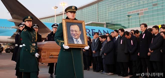 베트남 출장 중 심근경색으로 쓰러져 별세한 이해찬 민주평화통일자문회의 수석부의장의 시신이 27일 오전 인천국제공항에 도착, 빈소가 마련된 서울대병원 장례식장으로 운구되고 있다. /사진=김창현 chmt@