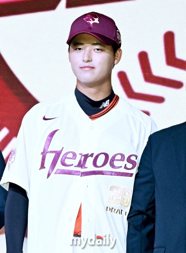 천안북일고 박준현이 17일 오후 서울 잠실 롯데호텔에서 진행된 '2026 KBO 신인 드래프트'에서 1라운드 1순위에 지명된 뒤 포즈를 취하고 있다. 이번 드래프트는 전면 드래프트 방식으로 총 11라운드에 걸쳐 진행되며, 총 1,261명의 대상자 중 최대 110명이 KBO 10개 구단의 새 식구로 합류하게 된다. 지명 순서는 2024시즌 최종 순위 역순에 따라 키움 히어로즈를 시작으로 NC 다이노스, 한화 이글스, 롯데 자이언츠, SSG 랜더스, KT 위즈, 두산 베어스, LG 트윈스, 삼성 라이온즈, KIA 타이거즈 순으로 진행된다./마이데일리