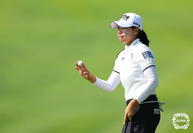 퍼팅을 성공하고 갤러리에게 인사하고 있는 성유진. 사진 제공=KLPGA