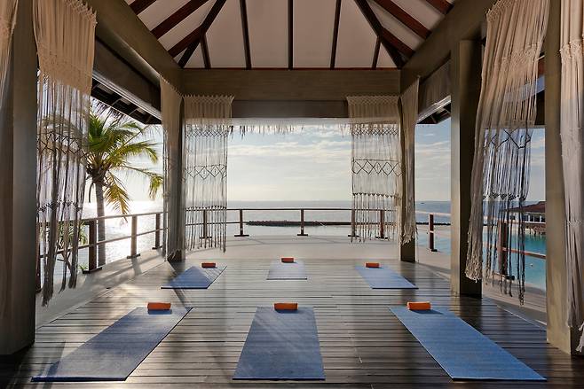 바다를 배경으로 선라이즈 및 선셋 요가가 진행되는 요가 파빌리온. 사진제공|팜투어