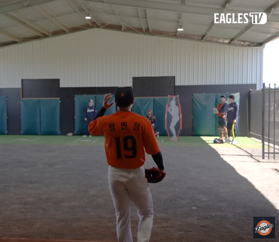 한화 이글스 아시아쿼터 투수 왕옌청이 스프링캠프에서 첫 불펜 피칭을 소화했다. 이날 불펜 피칭을 마친 왕옌청은 '컨디션은 너무 좋고, 몸도 잘 적응하고 있다. 가장 신경 쓴 건 어깨 컨디션이었다. 70~80구 정도 던졌을 때도 타자를 상대로 강한 공을 던질 수 있는지를 봤고, 투구폼을 얼마나 일관되게 유지하며 던지는지도 신경 썼다'며 "'점수를 매기자면 60점이다. 아직 훨씬 더 잘할 수 있기 때문'이라고 자신의 투구를 총평했다. 한화 이글스 유튜브 채널 캡처