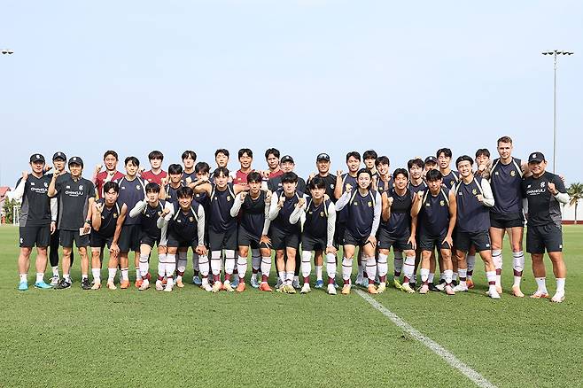 후아힌 전지훈련을 마친 광주FC선수단이 새 시즌 선전을 다짐하는 파이팅을 외치고 있다. <광주FC 제공>