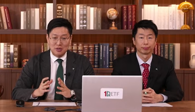 하나자산운용의 김승현 퀀트·ETF솔루션본부장(왼쪽)과김상률 하나자산운용 퀀트·ETF운용팀 부장. / 사진=하나운용 유튜브 영상 갈무리