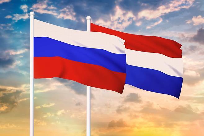 러시아 국기(왼쪽)와 네덜란드 국기. /사진=게티이미지뱅크