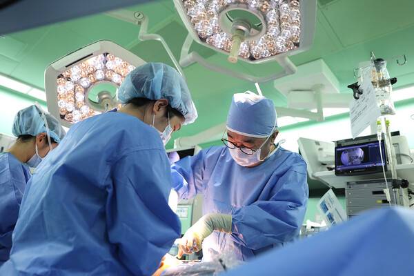일산백병원 위암센터 최경운 교수 수술 장면사진제공=일산백병원