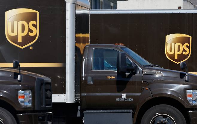 미국 로스앤젤레스의 한 UPS 시설에 유나이티드파셀서비스(UPS) 트럭들이 주차돼 있다. (사진=AFP)