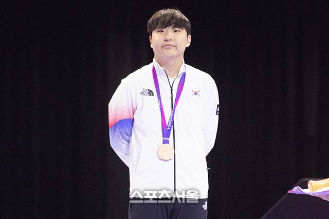 곽준혁이 27일 중국 항저우 e스포츠센터에서 열린 항저우 아시안게임 e스포츠 ‘FC 온라인’ 패자부활전에서 태국에 패해 동메달을 땄다. 사진 | 공동취재단