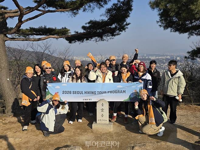 서울관광재단 북악산 겨울산행 프로그램에 참여한 외국인 등산객들 /사진-서울관광재단