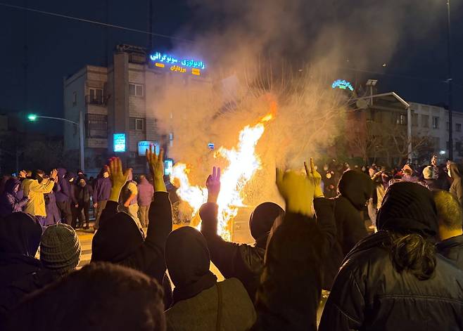 지난 9일(현지 시간) 이란 테헤란에서 주민들이 도로를 점거하고 반정부 시위를 벌이고 있다. 뉴시스