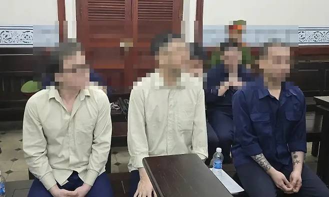 27일 베트남 호찌민시 인민법원에서 재판을 받고 있는 한국인 황씨 일당. 사진=VN익스프레스