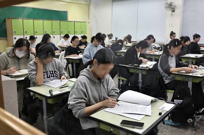 2026학년도 대학수학능력시험이 치러진 13일 오전 광진구 광남고에 마련된 서울시교육청 제20시험지구 제3시험장에 입실을 완료한 수험생들이 막바지 점검을 하고 있다. /사진=뉴스1