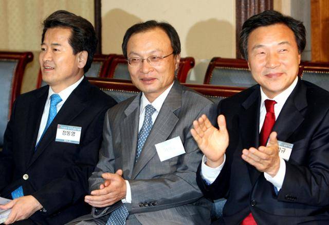 2007년 6월 13일 정동영(왼쪽부터) 당시 열린우리당 의장, 이해찬 전 국무총리, 손학규 전 경기지사가 서울 중구 한국프레스센터에서 열린 환경재단 주최 '70년대 캠퍼스' 출판기념회장에 참석해 함께 박수를 치고 있다. 당시 세 사람은 17대 대선을 앞두고 범여권 대선 후보로 나서 경쟁했다. 한국일보 자료사진