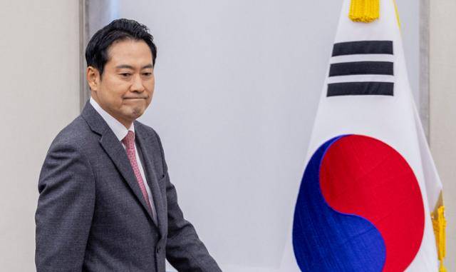 장동혁 국민의힘 대표가 2일 국회에서 기자간담회에 입장하고 있다. 연합뉴스