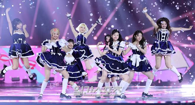 ‘2025 코리아 그랜드 뮤직 어워즈 with iM뱅크’(2025 KGMA) 둘째날 뮤직데이가 15일 오후 인천 영종도 인스파이어 아레나에서 펼쳐졌다. 그룹 유니스가 공연을 펼치고 있다. 영종도(인천)=KGMA특별취재단/2025.11.15./