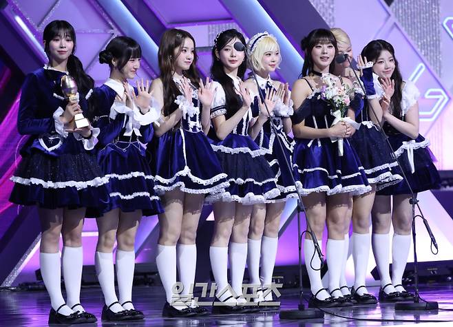 ‘2025 코리아 그랜드 뮤직 어워즈 with iM뱅크’(2025 KGMA) 둘째날 뮤직데이가 15일 오후 인천 영종도 인스파이어 아레나에서 펼쳐졌다. 그룹 유니스가 '스타일 아이콘' 상을 수상하고 소감을 말하고 있다. 영종도(인천)=KGMA특별취재단/2025.11.15./