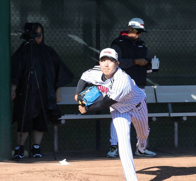 손주영이 미국 애리조나 캠프에서 불펜 투구를 하고 있다. 사진=구단 제공