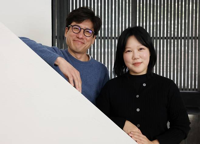 뮤지컬 ‘오지게 재밌는 가시나들’을 제작한 김하진 작가(오른쪽)와 오경택 연출이 지난 26일 서울 종로구 한 카페에서 본지와 인터뷰하고 있다. 사진=이솔 기자