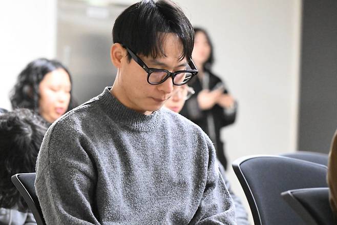 그리스도의몸교회 교인이 지난 25일 서울 금천구 가산디지털단지 한 세미나실에서 기도하고 있다. 신석현 포토그래퍼