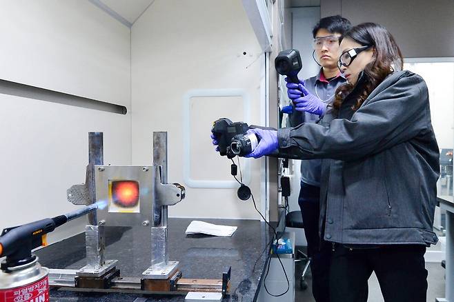 LG화학 직원들이 에어로젤을 이용한 단열재 성능 실험을 하고 있다. 당진 이동인 기자