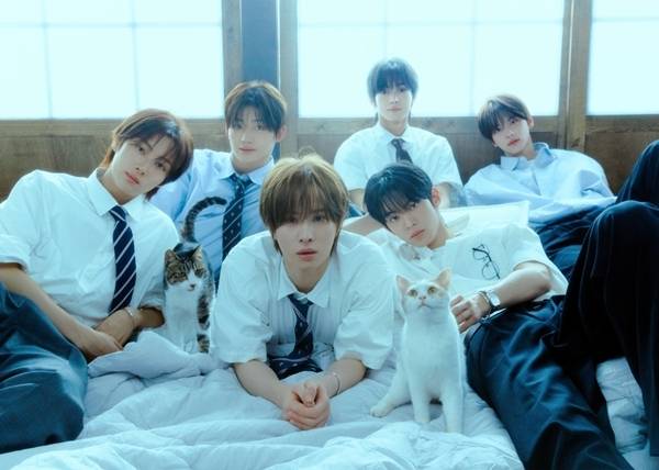 그룹 TWS(투어스)가 투명한 청량감을 머금은 음악으로 돌아온다.