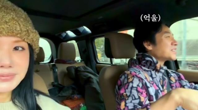 가수 겸 배우 엄정화가 남동생 엄태웅만 편애했던 어머니를 향해 유쾌하면서도 날카로운 '폭로전'을 펼쳤다./유튜브 채널 ‘Umaizing 엄정화TV’