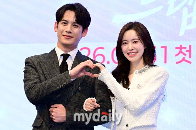 2026년 1월 28일 오후 서울 구로구 신도림동 더세인트에서 진행된 KBS 2TV 새 주말드라마 '사랑을 처방해 드립니다' 제작발표회에서 박기웅과 진세연이 포즈르를 취하고 있다. / 곽경훈 기자